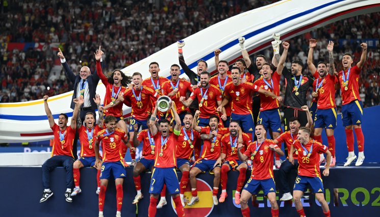 Награждаването след финала на UEFA EURO 2024 - Вамооос: Рекордна 4-та корона на Европа за Испания! (ГАЛЕРИЯ)
