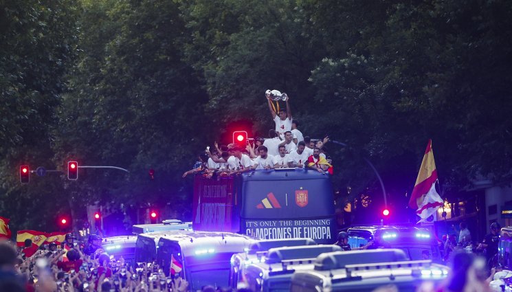 Празненствата по улиците на Мадрид след UEFA EURO 2024 - Шампионско посрещане за Ла Фурия в родината (ГАЛЕРИЯ)