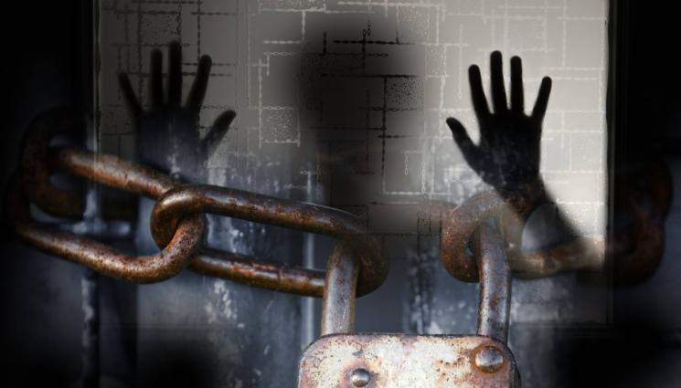 заключен под ключ врата - ПОТРЕСАВАЩО: Майка държи децата си под ключ 4 години!