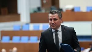 Хюсни Адем е подал заявление за напускане на парламентарната група