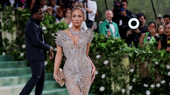 Jennifer Lopez празнува годишнината от сватбата си с мениджъра си