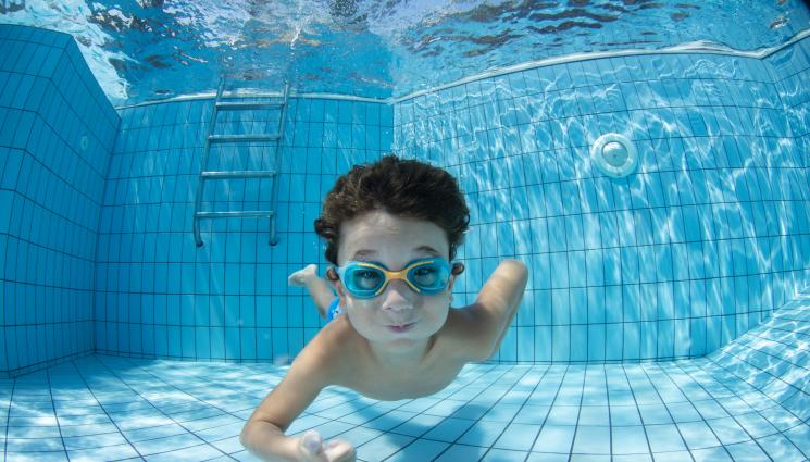 дете плува - ЗДРАВЕ с Телеграф: Ухото на плувеца мъчи децата