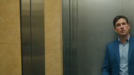 мъж в асансьор