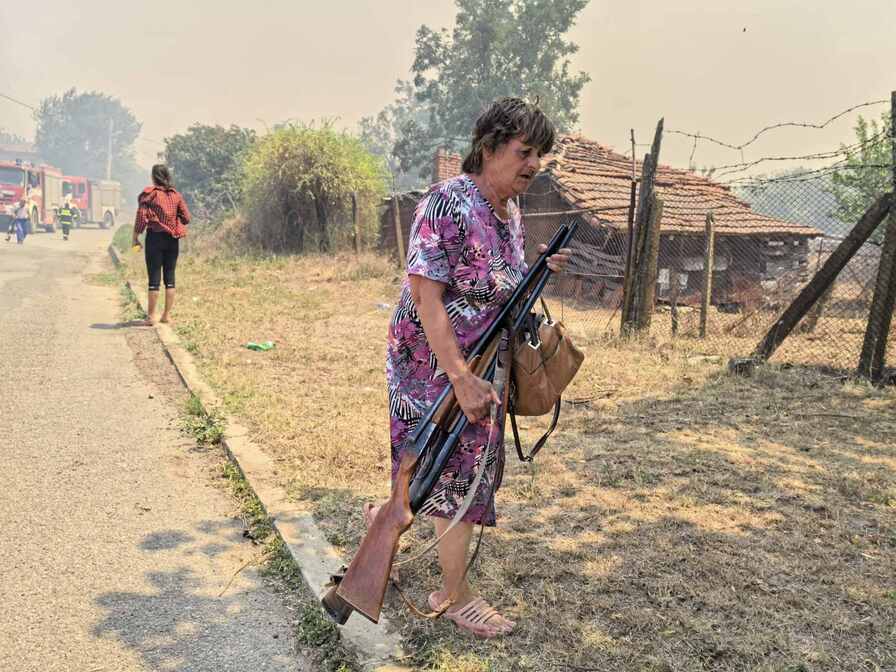 <p>Десетки обитаеми къщи са изгорели в тополовградското село Воден. Цяла нощ жандармерия охранява селото. Пожарът в района още гори, но тази нощ в населеното място бе възстановено електричеството</p>