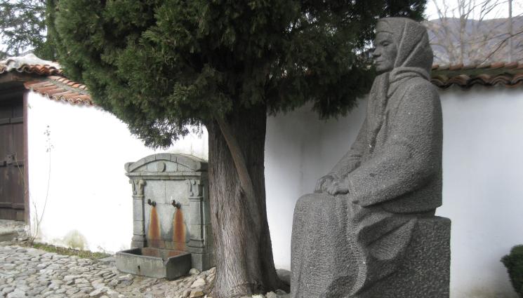 Паметник на Гина - ИСТОРИИ: Хулители на Левски лъжат и за майка му