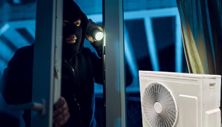 крадец климатик - НЕ СИ ТИ, КОГАТО Е ТОПЛО: Жегата побърка крадците, посегнаха на климатици!