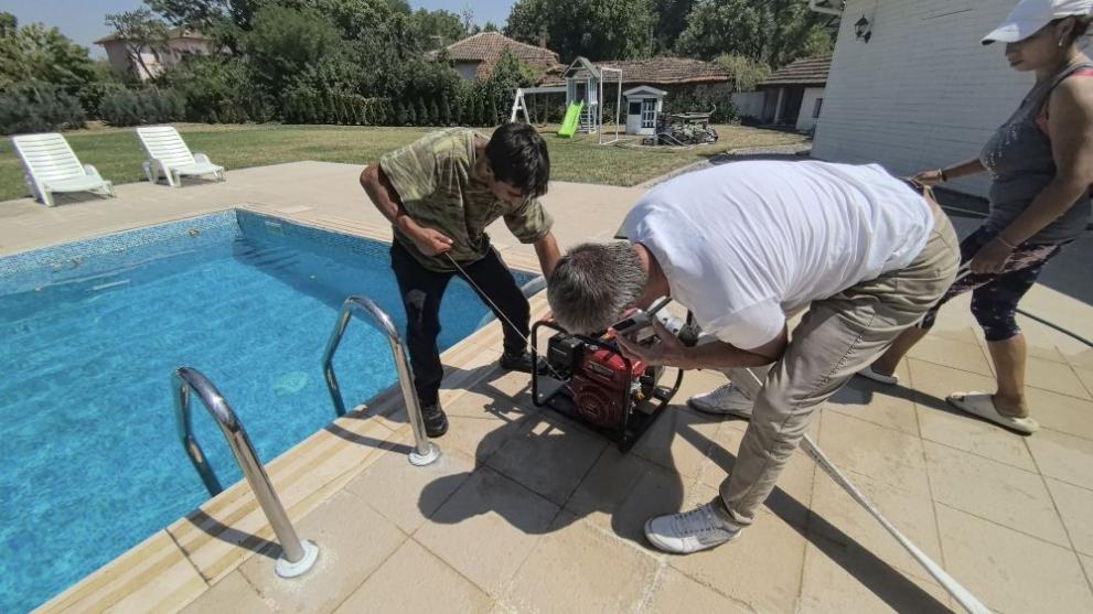 Самоотвержени младежи от село Воден се впускат да помагат на