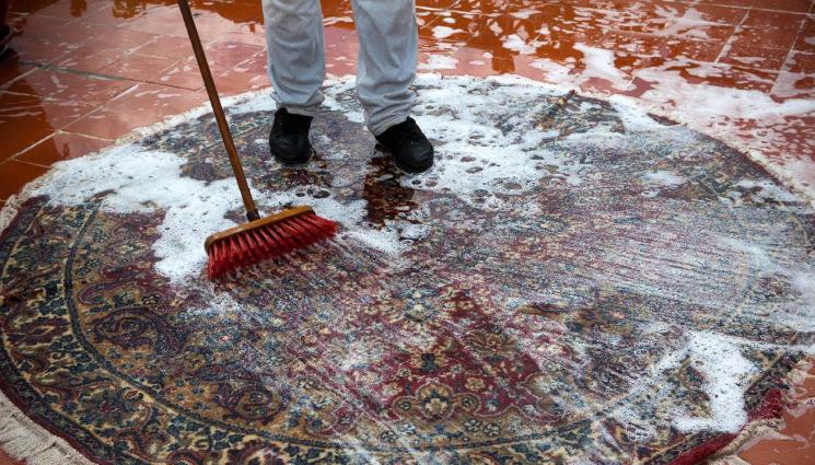 пране килим - НАД НЕЩАТА! Сопотчанин си изпра килима на централния градски площад (ВИДЕО)