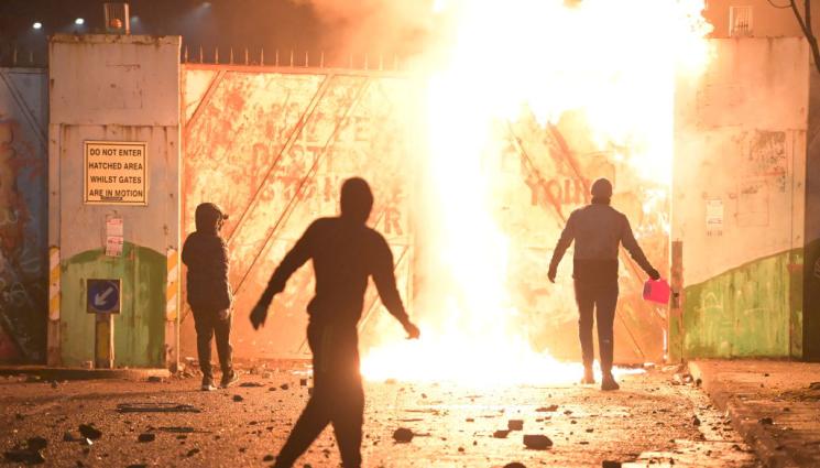 бунтове - АНГЛИЯ ГОРИ: Мигрантите се вдигнаха на бунт! (ВИДЕО)