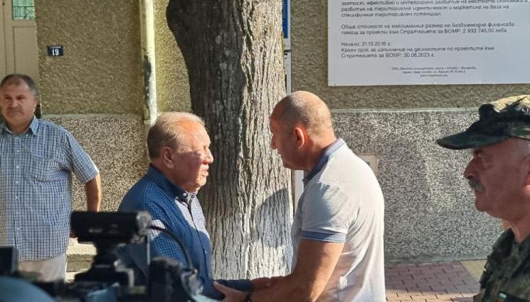 Радев - СЛЕД РАЗРАЗИЛАТА СЕ ОГНЕНА СТИХИЯ: Радев призова фургоните на бежанците да отидат за пострадалите от пожари!