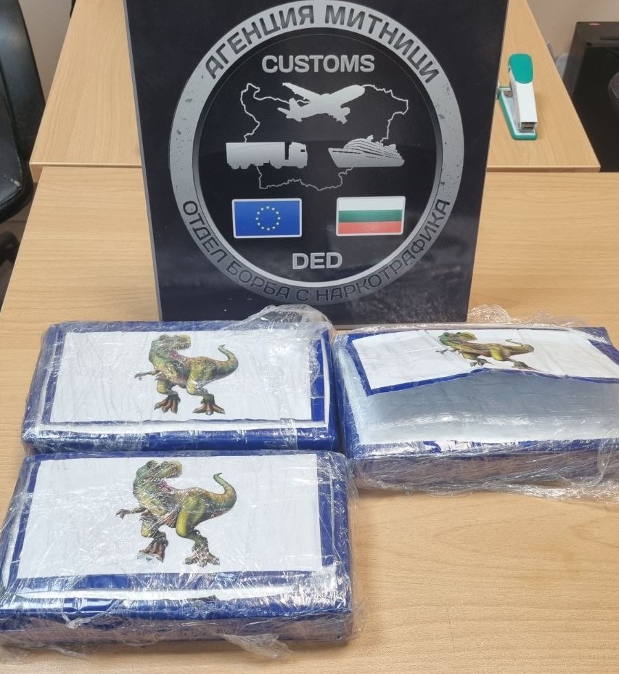  Кокаинът в хладилника на водач, маскиран с лепенки с динозаври  