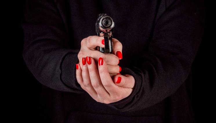 жена пистолет - ДРАМА С ПИСТОЛЕТИ: Стреляха по жената на прочут музикант, полицията я просна на земята! (СНИМКИ+ВИДЕО)