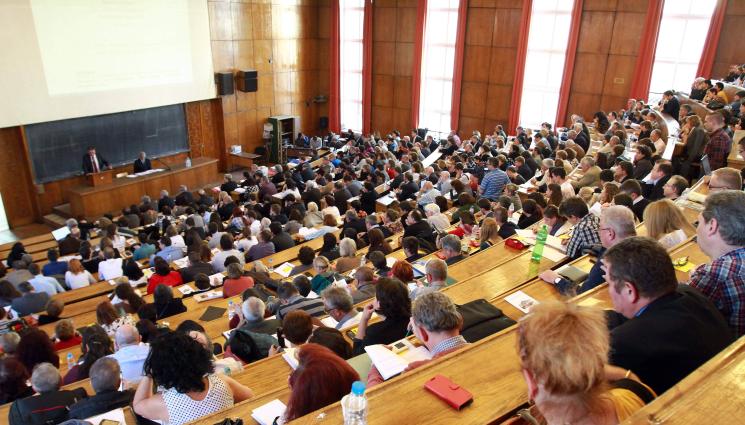 висшисти - КОЙТО УЧИ, ТОЙ ЩЕ СПОЛУЧИ: Висшистите с двойно по-високи заплати спрямо работниците без диплома!