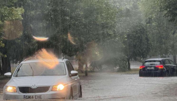Казанлък - СТРАШНА СТИХИЯ: Казанлък под вода! (СНИМКИ)