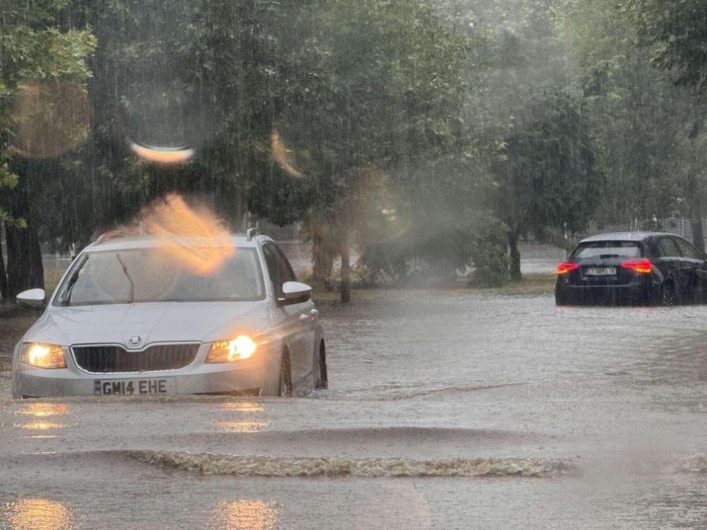Дъждът, който валя в Казанлък над час, наводни улиците на