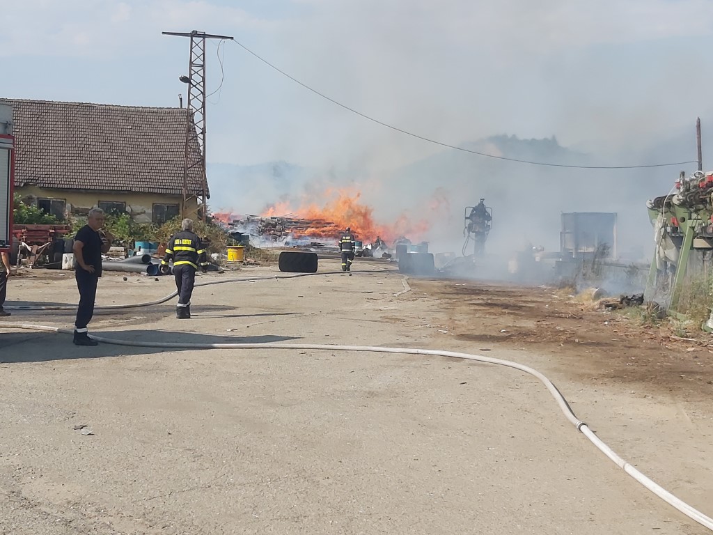 Огромен пожар гори на гара Кочериново обл Кюстендил край Благоевград