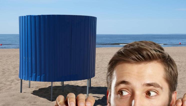 воайор перверзник плаж съблекалня - ГЛЕДАЙТЕ СИ В КРАКАТА: Воайор наднича в съблекалните на плажа!