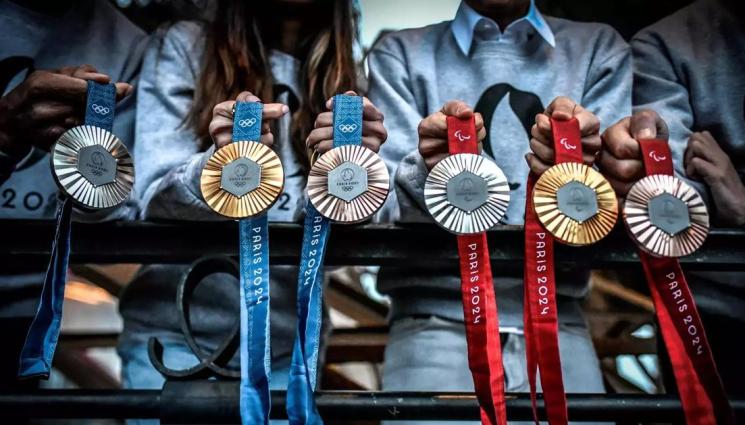 Медали олимпиада Париж 2024 - 5084 медала ще раздадат на игрите, във всеки има парченце от Айфеловата кула. Златният струва 700 евро, бронзовият – само 7