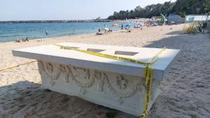Бивш полицай откри саркофаг с богата релефна украса на плажа