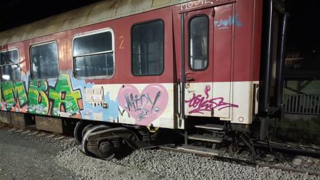 дерайлирал вагон влак