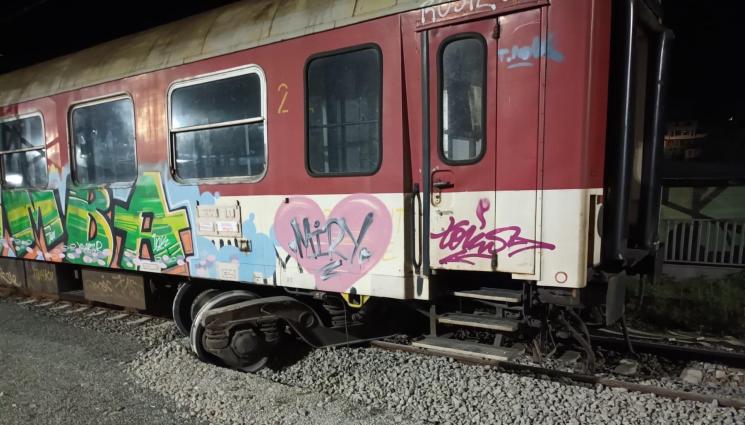 дерайлирал вагон влак - ЖП ИНАТИ: Министърът иска оставки, ръководството си трае!