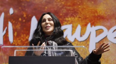 Cher издава мемоари в две части
