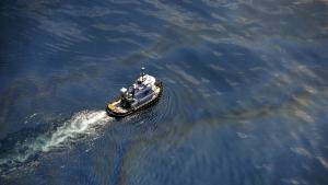 Нефтен танкер плаващ под филипински флаг се преобърна и потъна