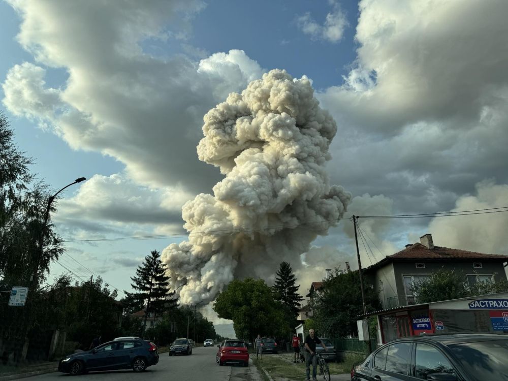 Взрив и пожар в складове за фойерверки край Елин Пелин