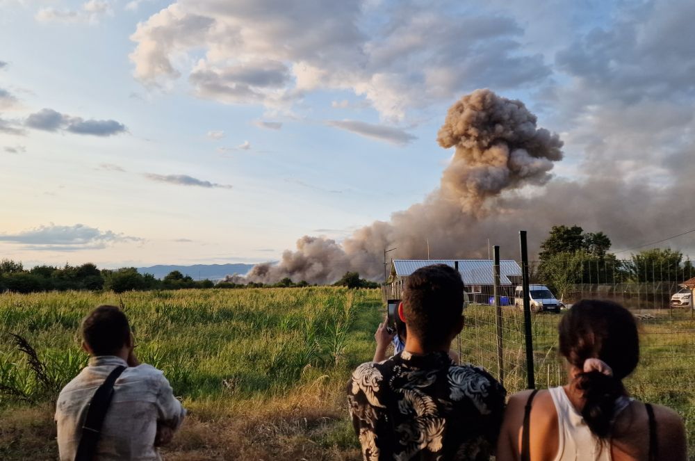 Взрив и пожар в складове за фойерверки край Елин Пелин