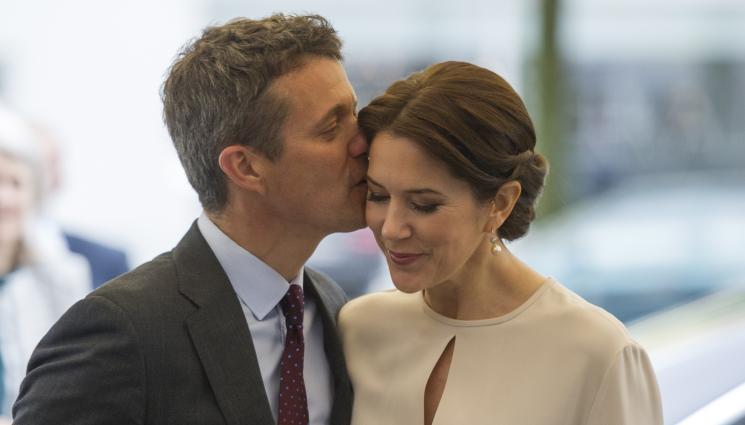 кралица Мари - ИНЦИДЕНТ: Блъснаха кралицата на Дания! (ВИДЕО)