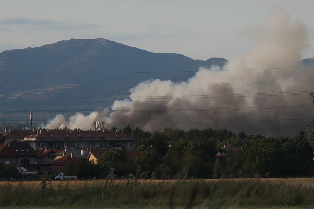 Взрив и пожар в складове за фойерверки край Елин Пелин