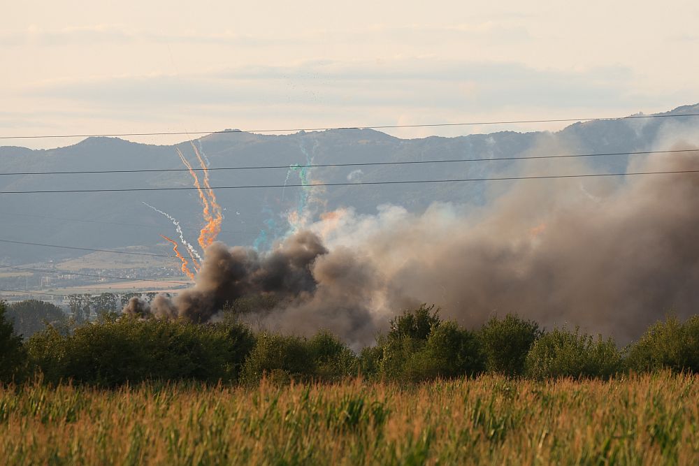 Взрив и пожар в складове за фойерверки край Елин Пелин