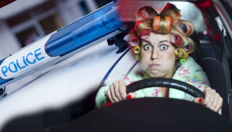 полиция - СТРАШЕН ЕКШЪН: Психарка се изгаври с ченгета!