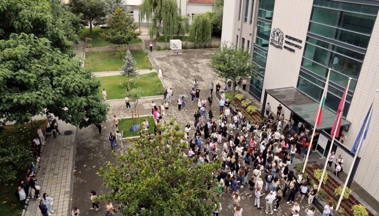 Медицински университет Пловдив - ВЪПРЕКИ НЕДОСТИГА НА ЛЕКАРИ: Медицинският университет в Пловдив удвои бройките за платено обучение!