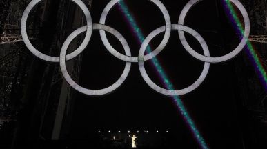 Celine Dion пя на Айфеловата кула под олимпийските пръстени