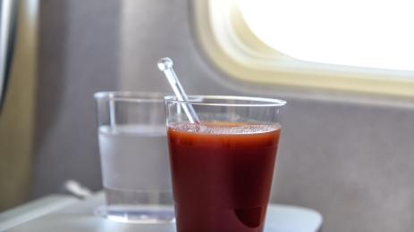 Защо пием доматен сок в самолетите