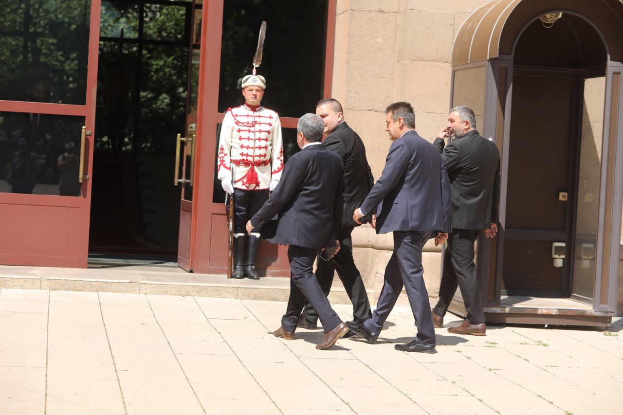 <p>Президентът Румен Радев възложи на парламентарната група на &bdquo;Има Такъв Народ&quot; (ИТН) да посочи кандидат за министър-председател.</p>