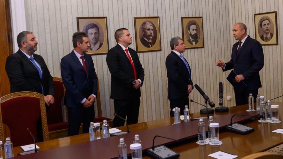 Президентът Румен Радев връчи третия мандат на Има такъв народ