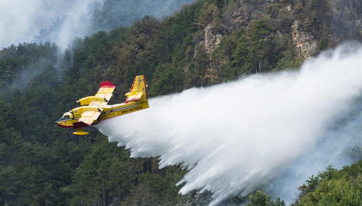 пожар самолет гасене - Френски самолети гасят пожара в Славянка (ВИДЕО)