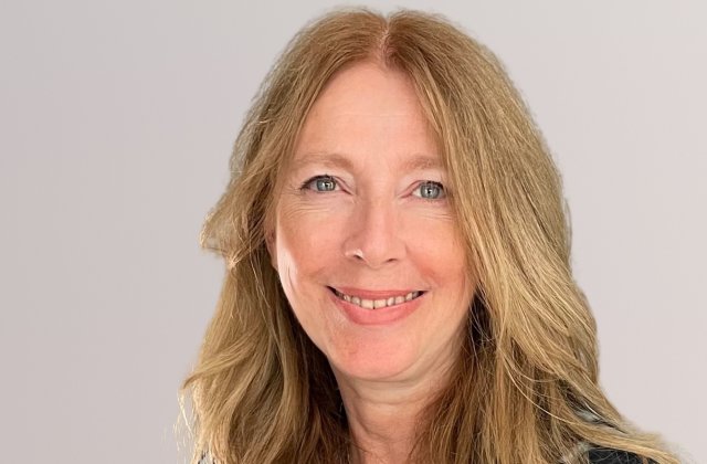 С над три десетилетия опит, тя не само революционизира модната