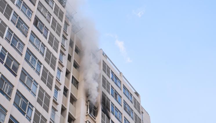 пожар блок - Три са децата, изведени от горящ апартамент в Бургас