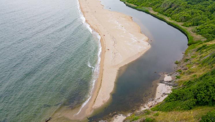 Синеморец - СЛЕД БУРЯ В ЧЕРНО МОРЕ: Странна находка изплаши хора на роден плаж (СНИМКИ)
