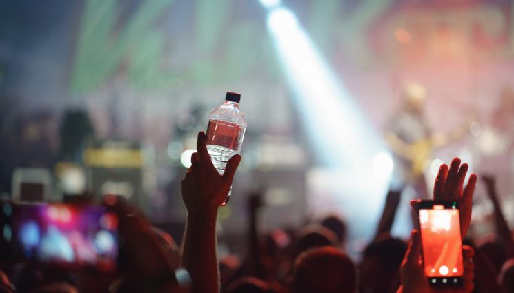 концерт - НА СЛЪНЧАКА: Замериха фолкаджийа с бутилка!