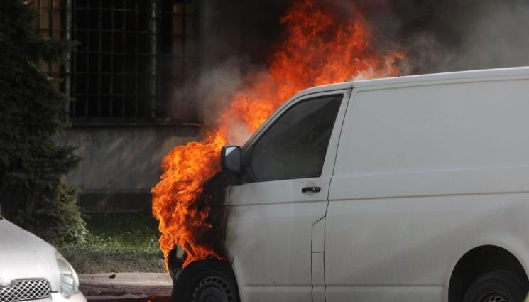 бели дунав - Пожар унищожи няколко автомобила в София (СНИМКИ)