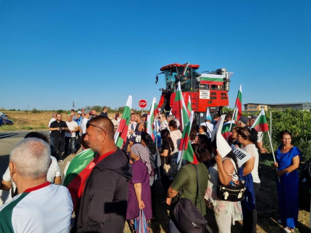 Лозари и винопроизводители излязоха на протест. Те ще блокират за три часа