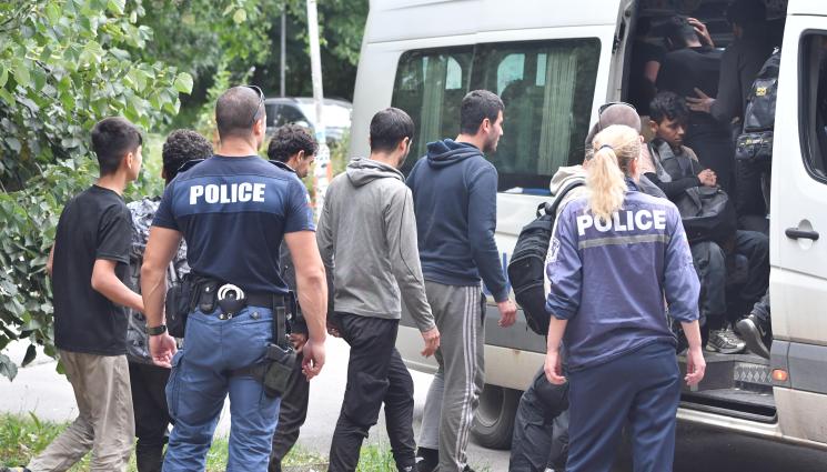 МВР мигранти - Хванаха мигранти натъпкани в камион!