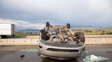 обърната кола по таван