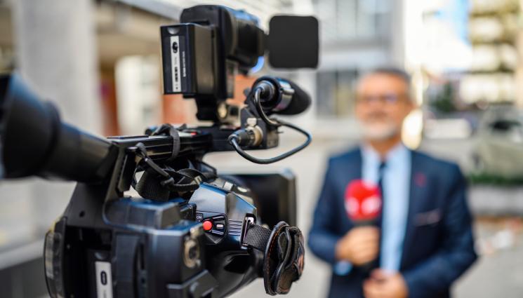 новини водещ - ОТВРАТИТЕЛНО: Най-известният водещ на BBC призна, че е педофил! (СНИМКА)