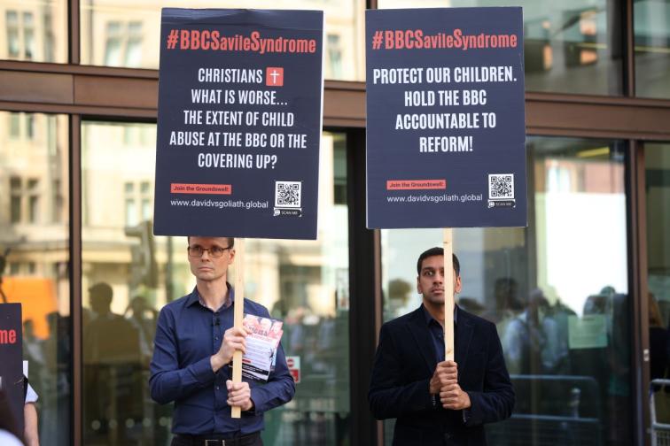 Повдигнаха обвинения на популярен водещ на BBC