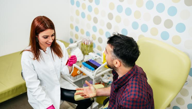 лаборатория кръв - ЗДРАВЕ с Телеграф: Увеличават се трайно излекуваните от СПИН